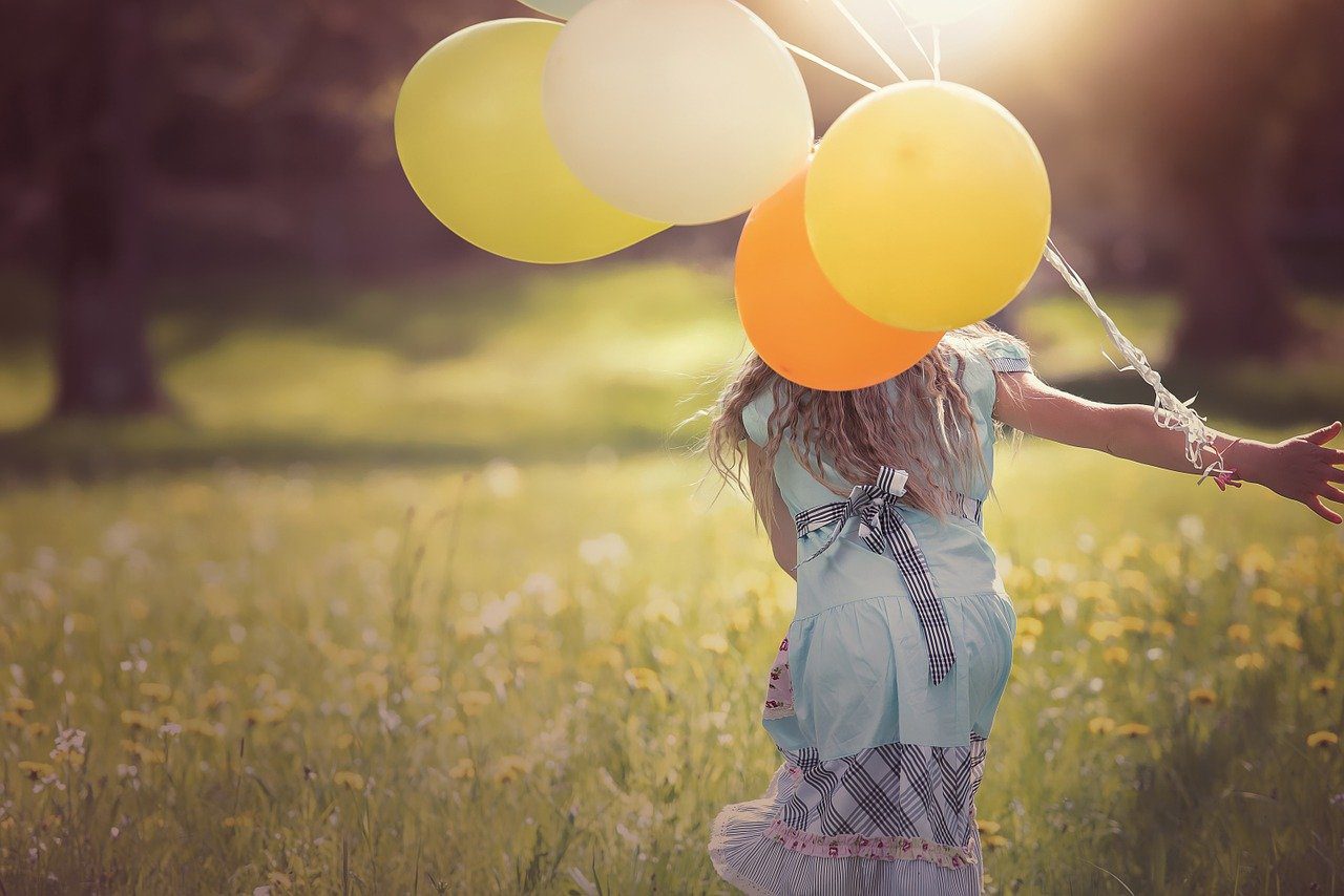 fille, ballons, enfant-1357485.jpg